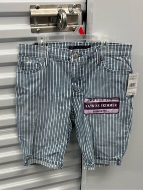 NWT Gloria Vanderbilt Blue Striped Mid-Rise Bermuda Shorts Katniss Skimmer 6